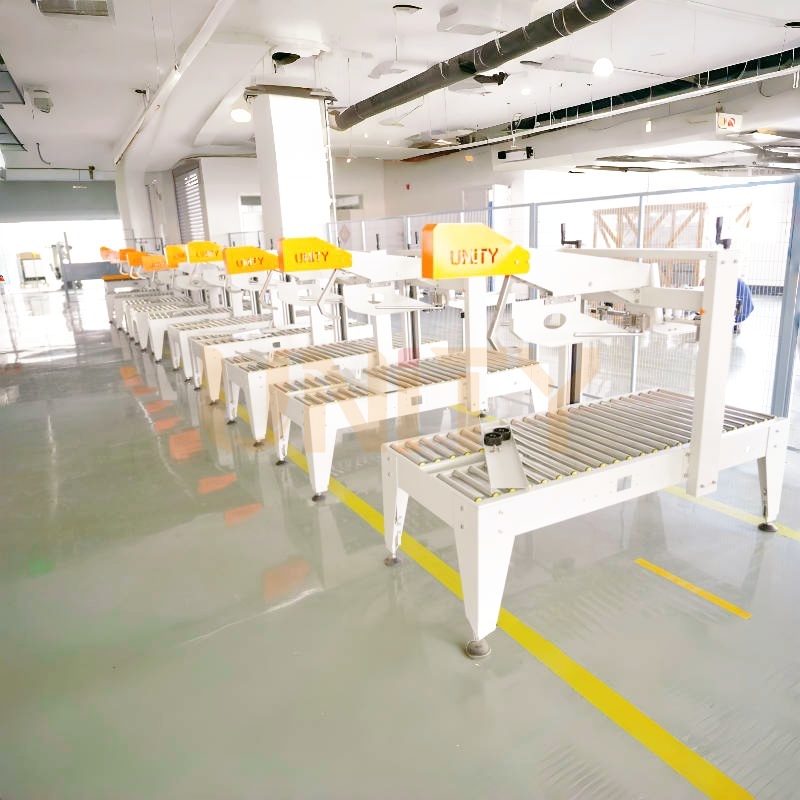 Automatische Kartonverschlie&szlig;maschine mit Klebeband