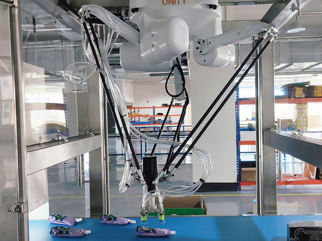 Macchina CNC in funzionamento di precisione